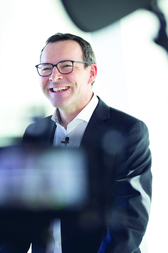 Christian Manser est responsable du secteur de l'infrastructure et de l'externalisation chez Abraxas depuis la fusion de 2018. Auparavant, il avait également occupé un poste de direction chez VRSG depuis 2006. Depuis l’époque où il était étudiant, l'informatique est sa profession et sa vocation. Pour compenser, le natif de Romanshorn aime travailler dans son jardin, et il passe son temps libre dans la plus belle région entre l’Alpstein et le lac de Constance. (photo: Florian Brunner)
