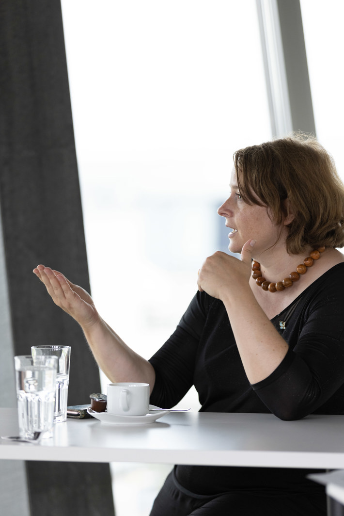 Informations concernant la personne: Le Dr Myriam Dunn Cavelty enseigne la cybersécurité à l'EPFZ Zurich et fait des recherches à ce sujet depuis plus de 20 ans. La politologue est directrice adjointe pour la recherche et l'enseignement au Center for Security Studies (CSS). Depuis 2014 – et son livre «La cybersécurité en Suisse» – elle est incontournable en Suisse en matière de politique de cybersécurité. Au CSS, elle a constitué la plus grande équipe au monde dans cette spécialité.